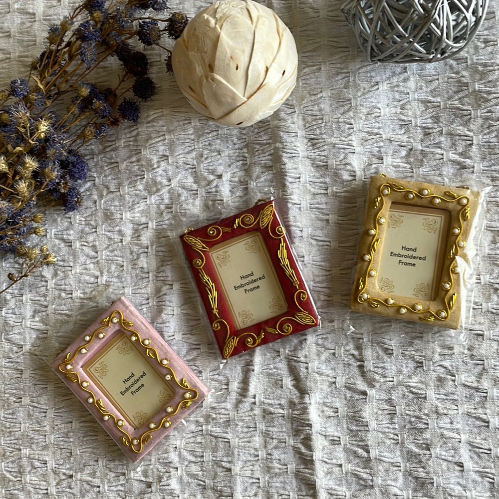 Set of three hand embroidered frames - NEW 💯 - Picture 1 of 6